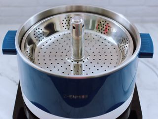 番茄蝦仁雞蛋水晶蒸餃,啟動“臻米”升降火鍋，鍋中倒入適量的清水燒開。