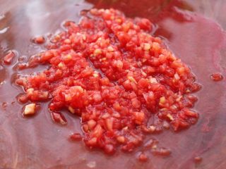 番茄蝦仁雞蛋水晶蒸餃,番茄洗凈后，用刀切碎納干水分備用。