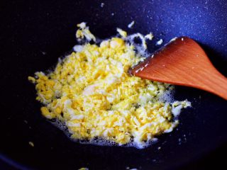 番茄蝦仁雞蛋水晶蒸餃,鍋中倒入花生油燒熱后，放入打散的雞蛋液，用鍋鏟打散炒熟備用。