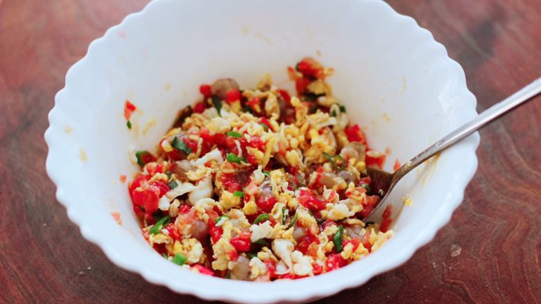 番茄虾仁鸡蛋水晶蒸饺,把所有食材搅拌均匀即可。