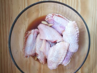咸蛋黄鸡翅,鸡翅洗净，然后用叉子扎孔。用盐，生抽，料酒，将我鸡翅腌制半小时