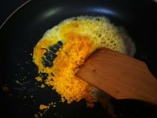 咸蛋黄鸡翅,然后锅里倒入少量油，把咸蛋黄炒散，不能放太多油不然都是泡沫了鸡翅倒入锅用的