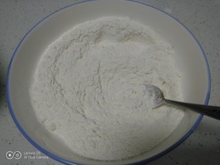 红糖、红枣发糕,面粉中加入酵母搅拌均匀。