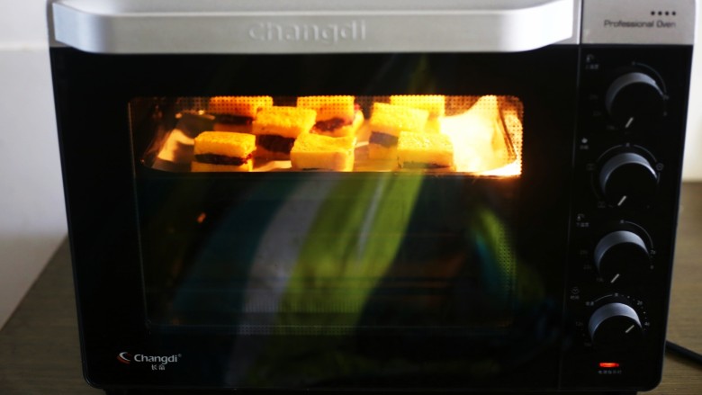 紫薯西多士,推入预热好的烤箱，180度上下火烤5分钟搞定！最后上面挤一点<a style='color:red;display:inline-block;' href='/shicai/ 4856'>沙拉酱</a>或者草莓酱等就可以了。