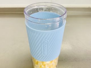 鲜玉米汁,将玉米粒放入长帝榨汁机中。