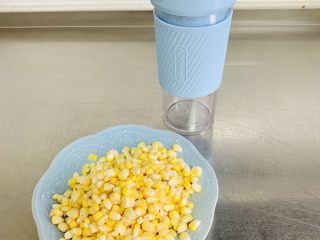 鲜玉米汁,新鲜的玉米剥成颗粒😄