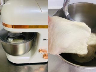 法棍🥖,厨师机设置为3档10分钟。直置形成光滑的面团面薄膜即可。