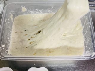 法棍🥖,酵种是我提前做的。（100克的面粉加入1克的酵母80克的水，用筷子搅拌均匀发酵12小时。）