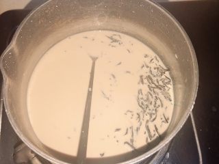 手煮奶茶,将另1／3的牛奶倒入锅中，加入冲泡过的茶叶，文火烧煮茶叶。边煮边按压茶叶。煮至牛奶上色。