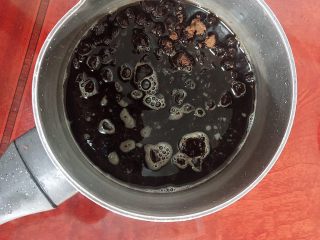 手煮奶茶,黑糖、水倒入锅中小火熬煮。