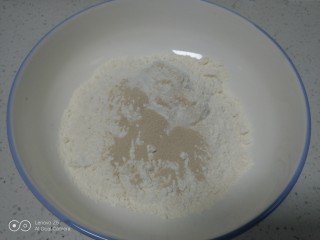 猪肉韭菜水煎包,面粉中加入酵母。