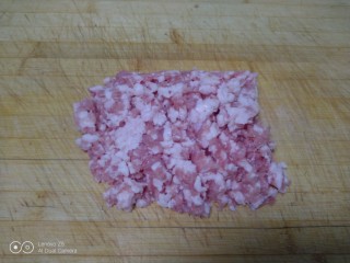 猪肉韭菜水煎包,猪肉洗净，先切片再切丝，然后再剁碎。