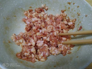 猪肉韭菜水煎包,搅拌均匀。