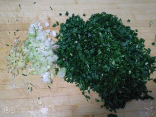 猪肉韭菜水煎包,韭菜、葱、姜切碎 。