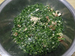 猪肉韭菜水煎包,加入韭菜、适量食用油、鸡精。
