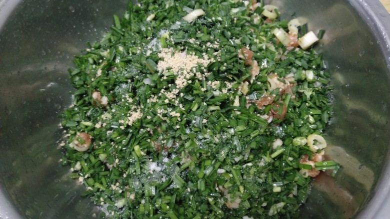 猪肉韭菜水煎包,加入韭菜、适量食用油、鸡精。