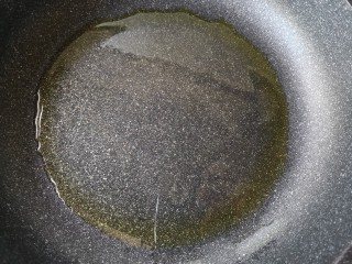 酱汁杏鲍菇,锅中少量油烧热。