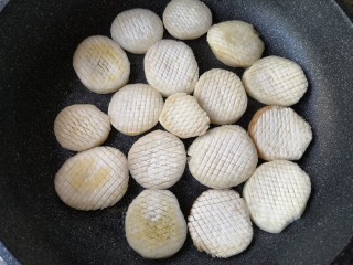 酱汁杏鲍菇,将切好的杏鲍菇入锅。