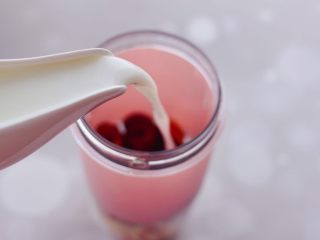 水蜜桃车厘子奶昔,这个时候倒入牛奶，不喜欢牛奶的，也可以加酸奶。