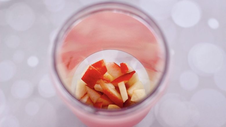 水蜜桃车厘子奶昔,把切小块的水蜜桃，放入料理杯。