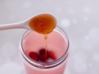 水蜜桃车厘子奶昔,再加入蜂蜜增加口感。