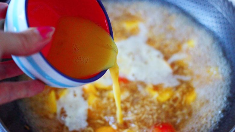 醪糟蛋花汤,看见白糖融化后，把搅打均匀的鸡蛋液，慢慢倒入锅中，打成蛋花。