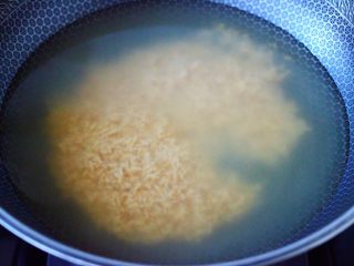 醪糟蛋花汤,锅中倒入适量的清水，把醪糟放入锅中。