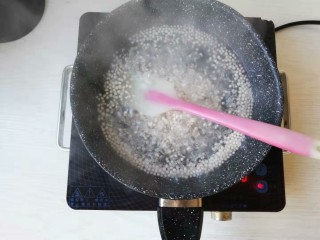 手煮奶茶西米露,不停地用刮刀搅拌西米，防止粘锅。