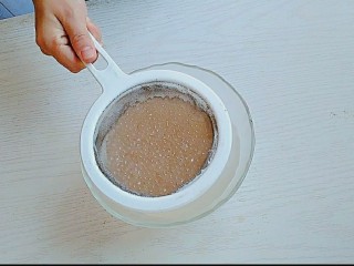手煮奶茶西米露,滤出水分，然后放入凉水中头几遍，心里会更加的q弹爽滑。