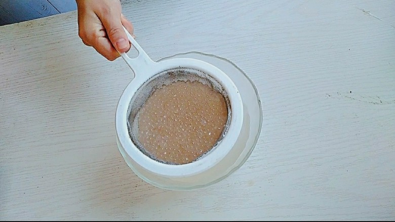 手煮奶茶西米露,滤出水分，然后放入凉水中头几遍，心里会更加的q弹爽滑。