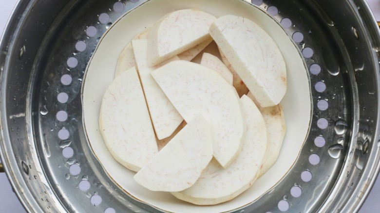 香醇可口的香芋饼,芋头去皮洗净蒸熟。