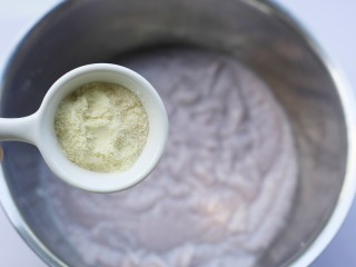 香醇可口的香芋饼,加入澳优能立多G4奶粉。