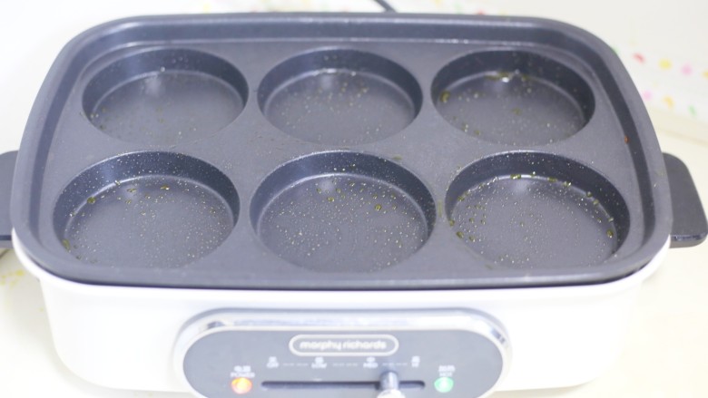 香醇可口的香芋饼,多功能锅刷一层油。