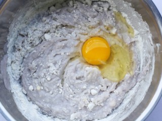 香醇可口的香芋饼,加入鸡蛋。
