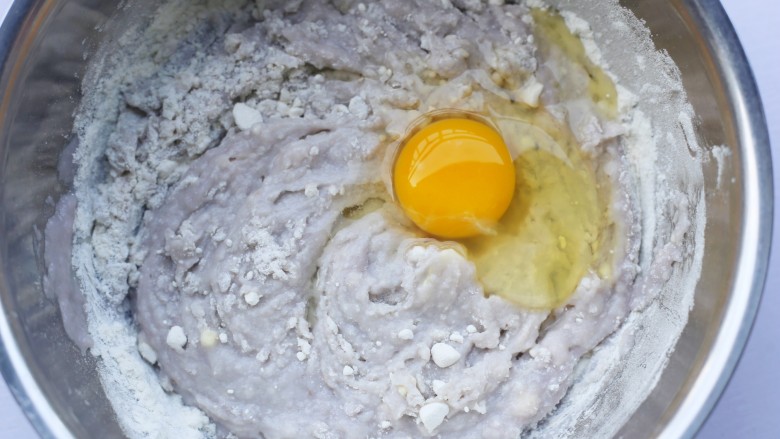 香醇可口的香芋饼,加入鸡蛋。