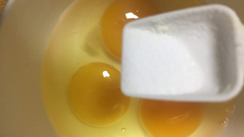 蒜苔炒鸡蛋,加3克盐搅匀