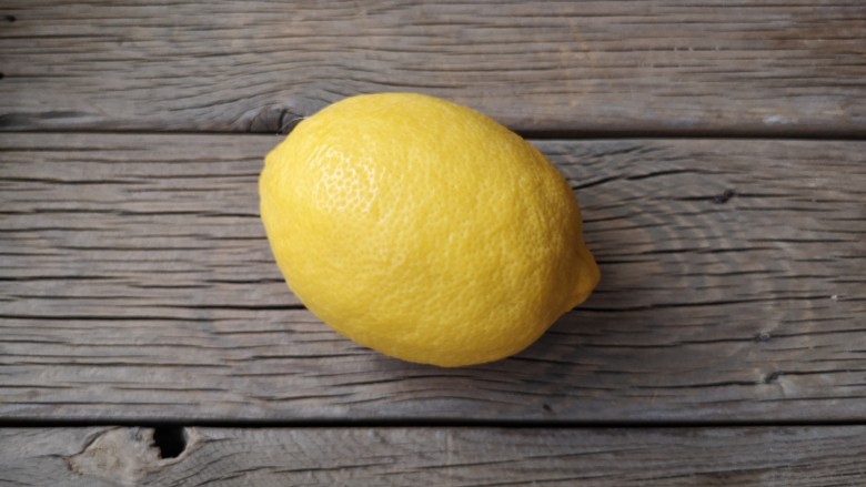 柠檬薏米水,选购<a style='color:red;display:inline-block;' href='/shicai/ 595'>柠檬</a>时，挑选色泽鲜润，果质坚挺不萎蔫，表面干净没有斑点及无褐色斑块，有浓郁香味的品种为佳。