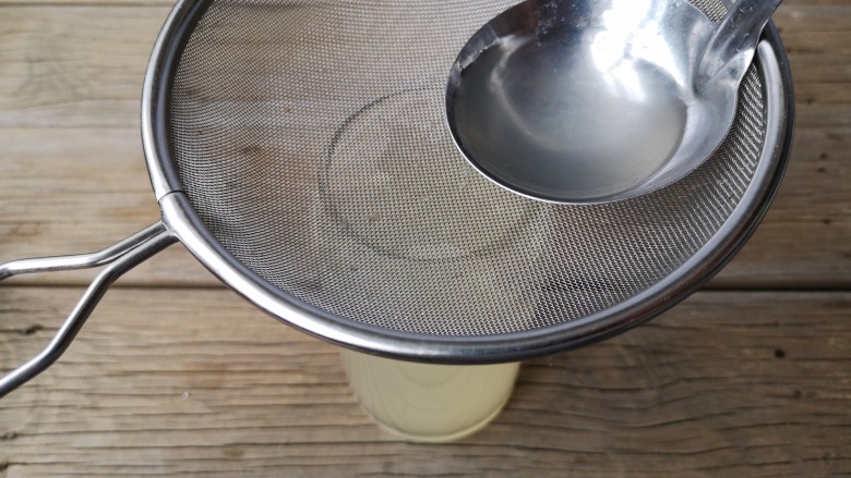 柠檬薏米水,放置冷却后过筛盛入杯中。
