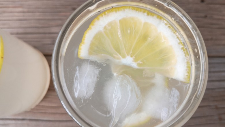 柠檬薏米水,根据个人口味加适量冰块或者蜂蜜。