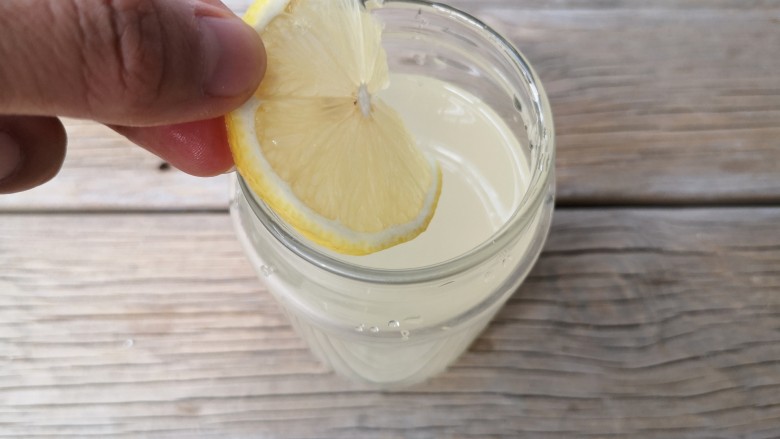 柠檬薏米水,将柠檬片加入薏米水中。