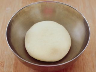 三色黎麦红薯华夫饼,和好的面团揉匀，放到盆里进行醒发。