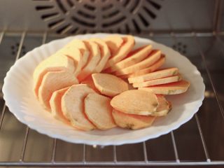 三色黎麦红薯华夫饼,把红薯洗净后去皮，用刀切成薄片，放到蒸烤箱里蒸15分钟。