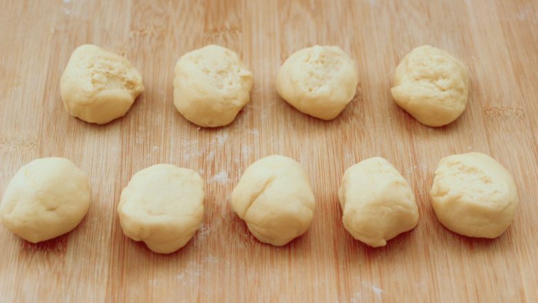 三色黎麦红薯华夫饼,把发酵好的面团，排气揉匀后，平均分成9份。