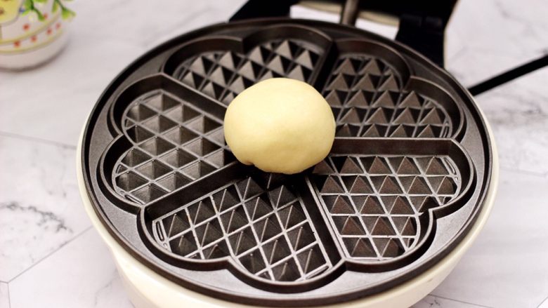三色黎麦红薯华夫饼,把华夫饼机提前预热后，把做好的面团放入华夫饼机中。