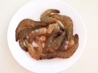 宝宝爱吃的海鲜砂锅粥,用手抓匀后腌制10分钟