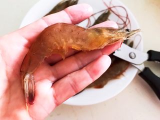 宝宝爱吃的海鲜砂锅粥,海青虾剪去虾炝和虾脚