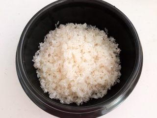 宝宝爱吃的海鲜砂锅粥,五常大米用冷水清洗3遍后放入砂锅鸡