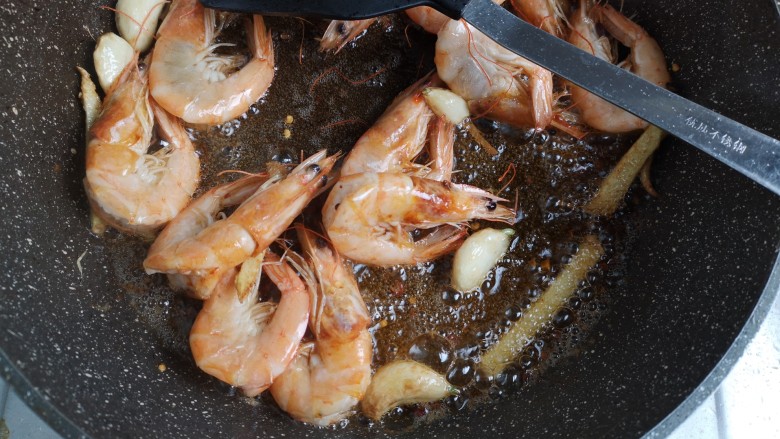 麻辣香锅,继续放入虾，要把虾煸出虾油，颜色变红
