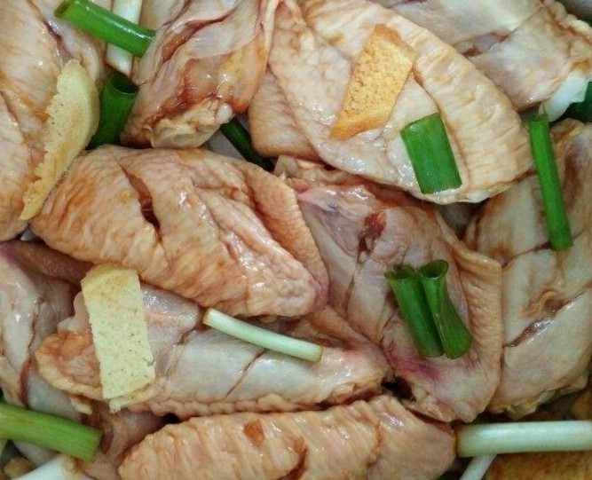 咸蛋黄鸡翅,将腌料与鸡翅搅拌均匀，腌制半小时入味
