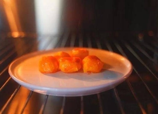 咸蛋黄鸡翅,把咸蛋黄放进烤箱，180度，上下火，烤8分钟（也可以把咸蛋黄放蒸锅蒸熟）